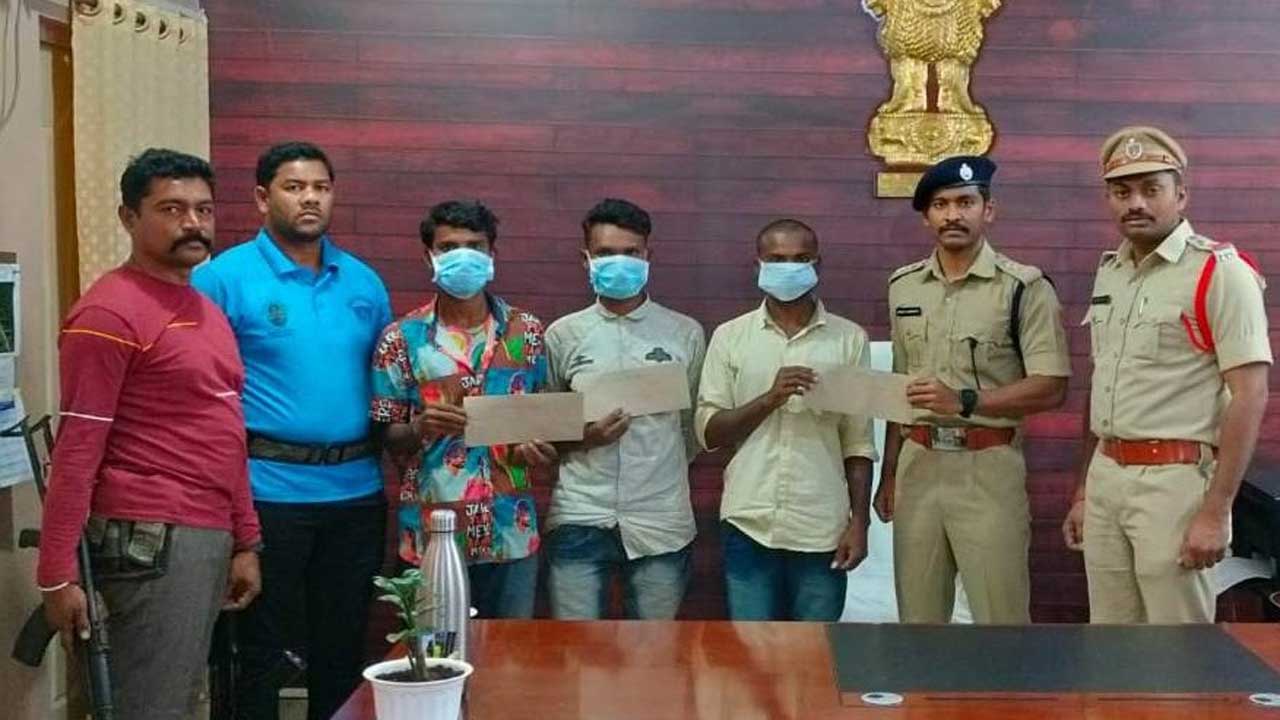 ముగ్గురు మావోయిస్టు మిలీషియా సభ్యుల సరెండర్‌