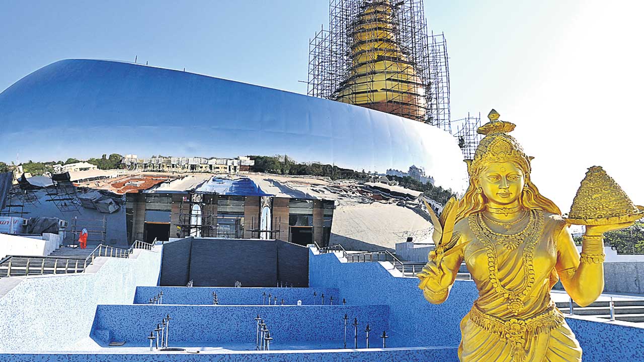 స్మారక స్తూపం.. పసిడి వర్ణం