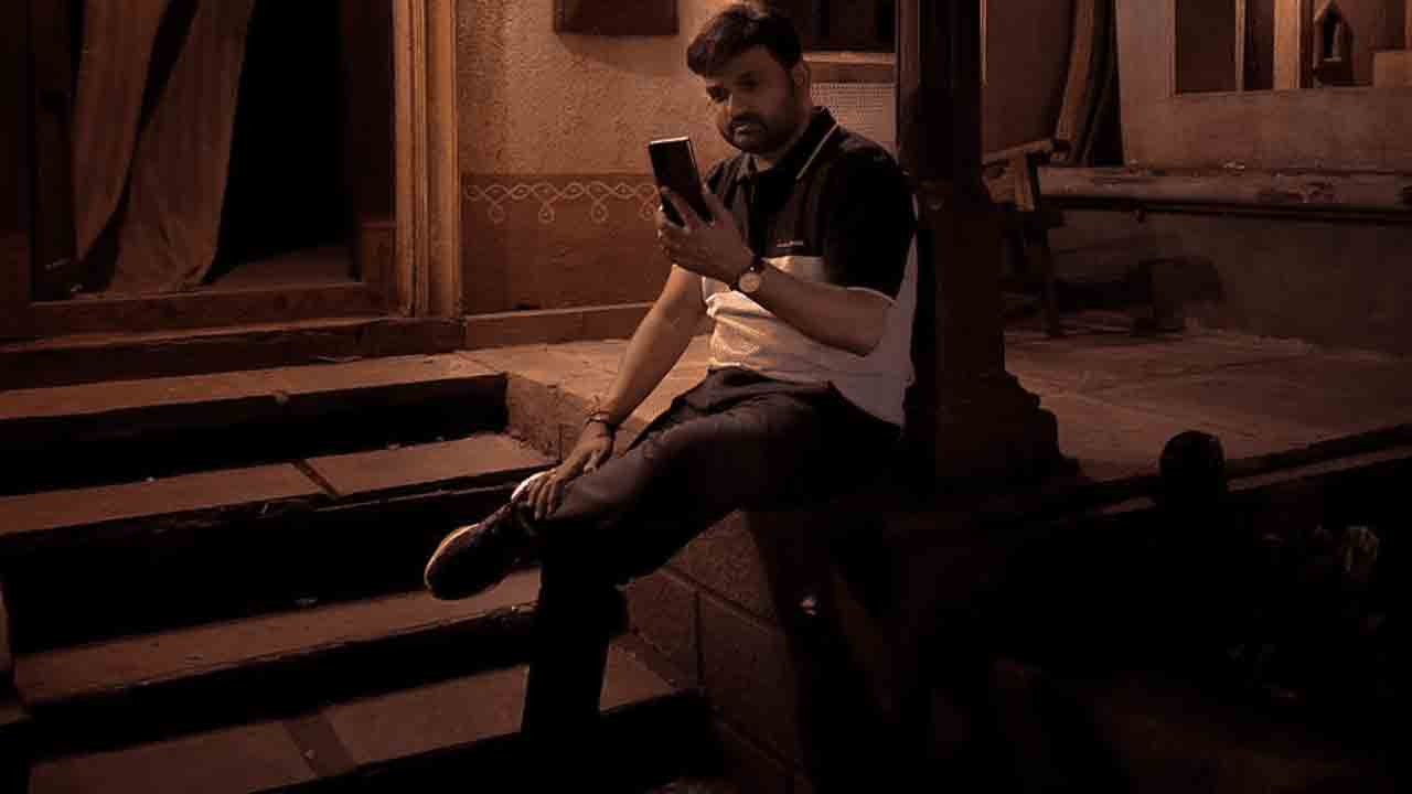 Maruthi | ప్రభాస్‌ సినిమా హౌజ్‌ సెట్‌లో మారుతి.. వింటేజ్‌ లుక్‌తో క్యూరియాసిటీ