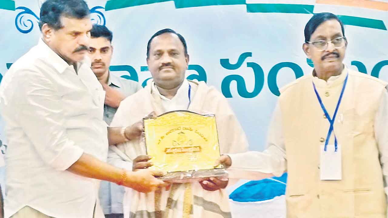 రజాక్‌కు ‘మాతృభాష సాహిత్య శిరోమణి’ అవార్డు ప్రదానం