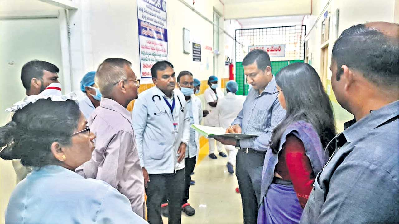 మెదక్‌ కలెక్టర్‌ సుడిగాలి పర్యటన