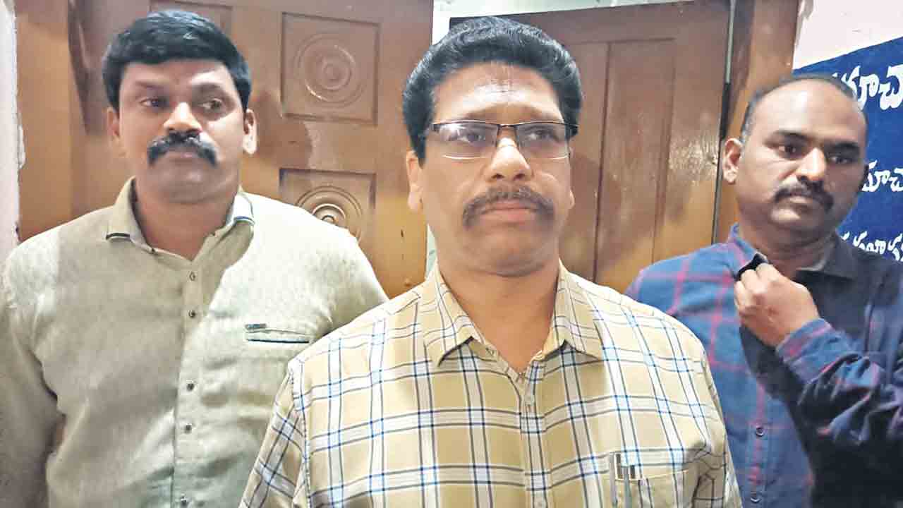 ఏసీబీ వలలో ధరణి ఆపరేటర్
