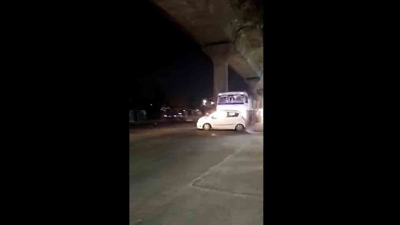 మీరట్‌లో కారును ఢీకొట్టి.. 3 కిలోమీటర్లు లాక్కెల్లిన లారీ