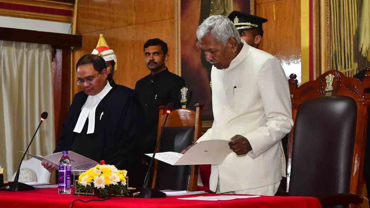 మేఘాలయా నూతన గవర్నర్‌గా ఫగూ చౌహాన్‌ ప్రమాణ స్వీకారం