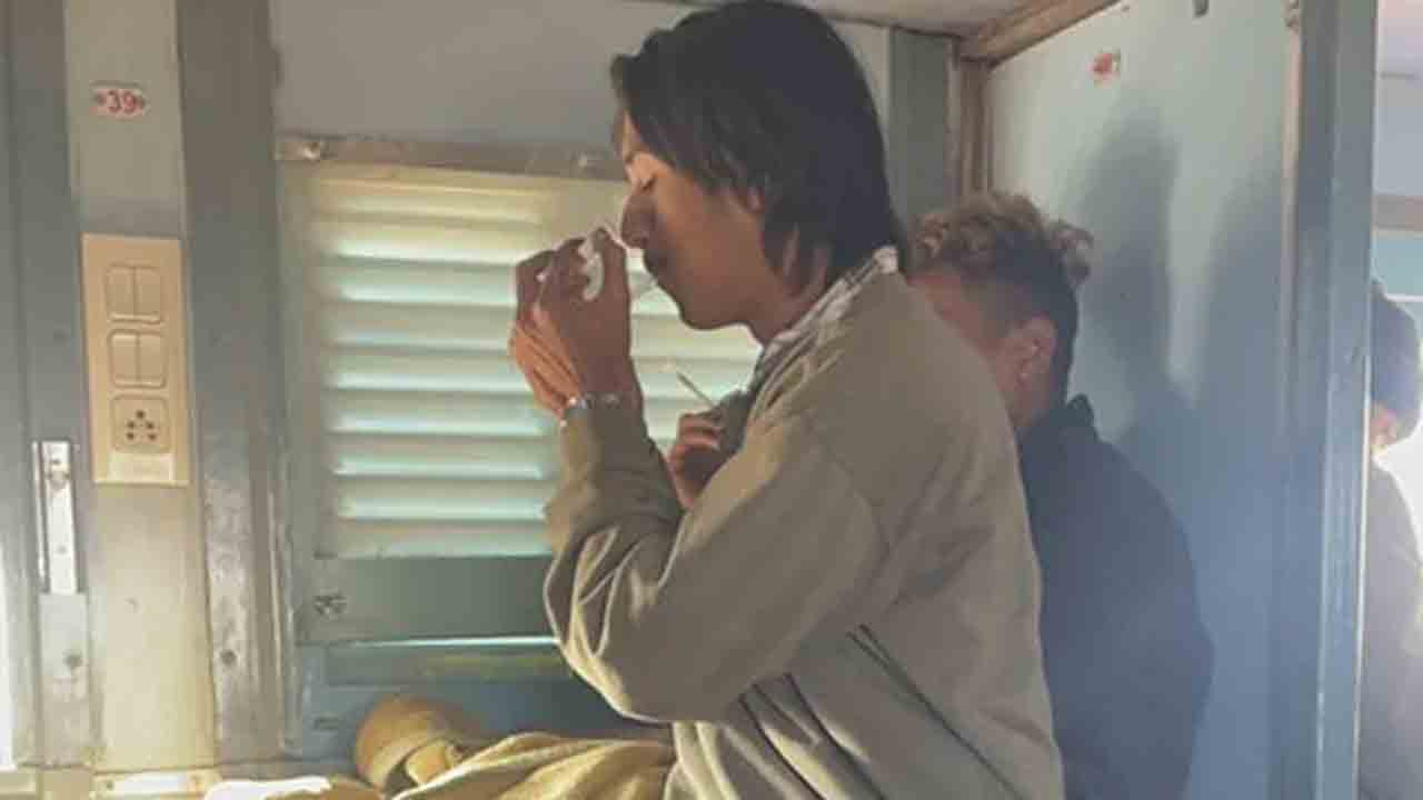 రైలులో స్మోక్‌ చేసిన ఇద్దరు.. ప్రయాణికుడి ఫిర్యాదుపై స్పందించిన రైల్వే