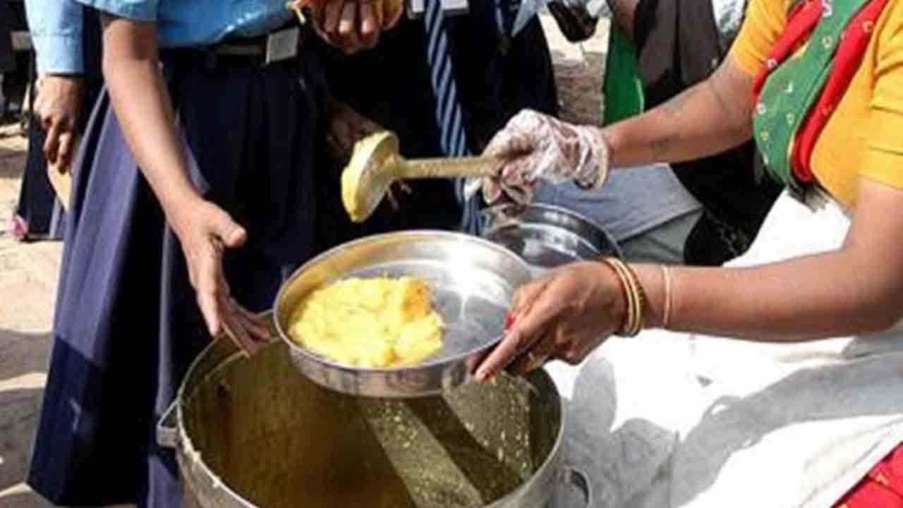 మధ్యాహ్న భోజనం వండేవారి పారితోషికం రూ.3 వేలకు పెంపు