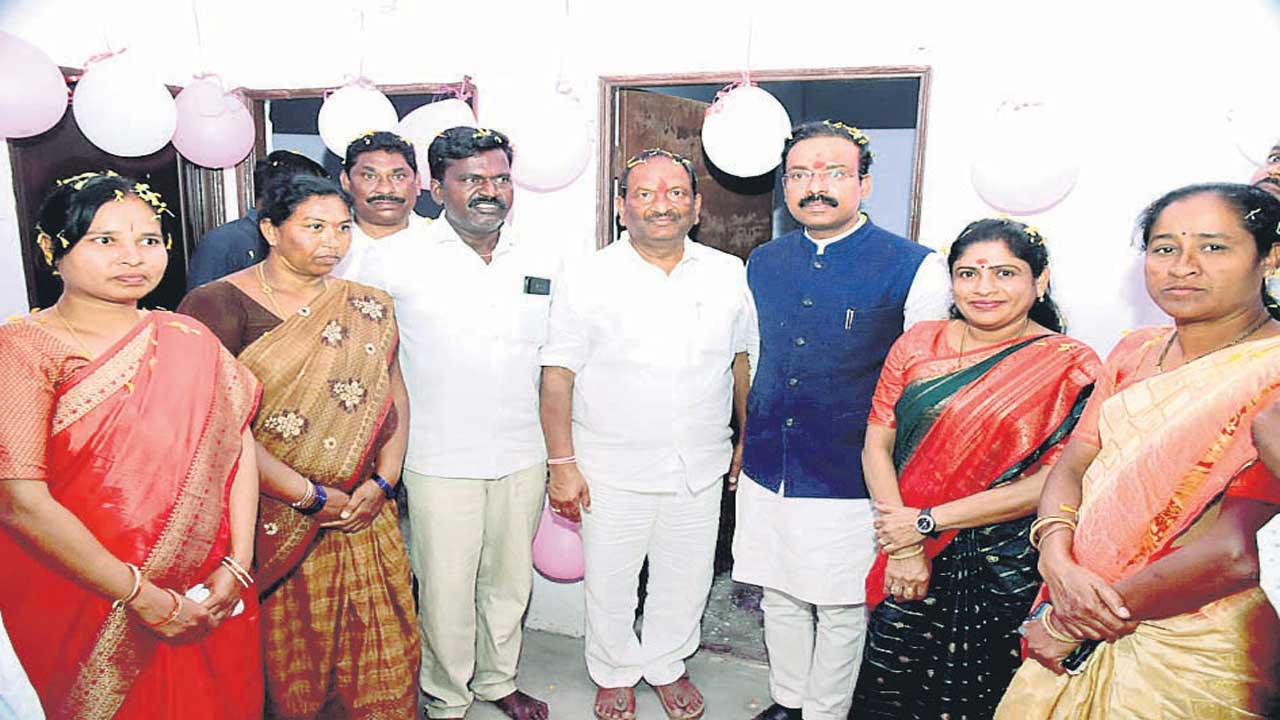 పేదల ఆత్మగౌరవ ప్రతీక డబుల్‌ బెడ్రూం ఇండ్లు