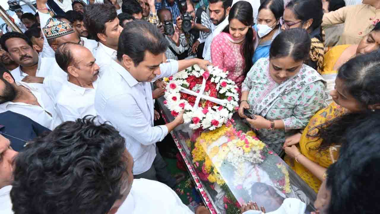 సాయన్న పార్థివదేహానికి పుష్పాంజలి ఘటించిన మంత్రి కేటీఆర్‌