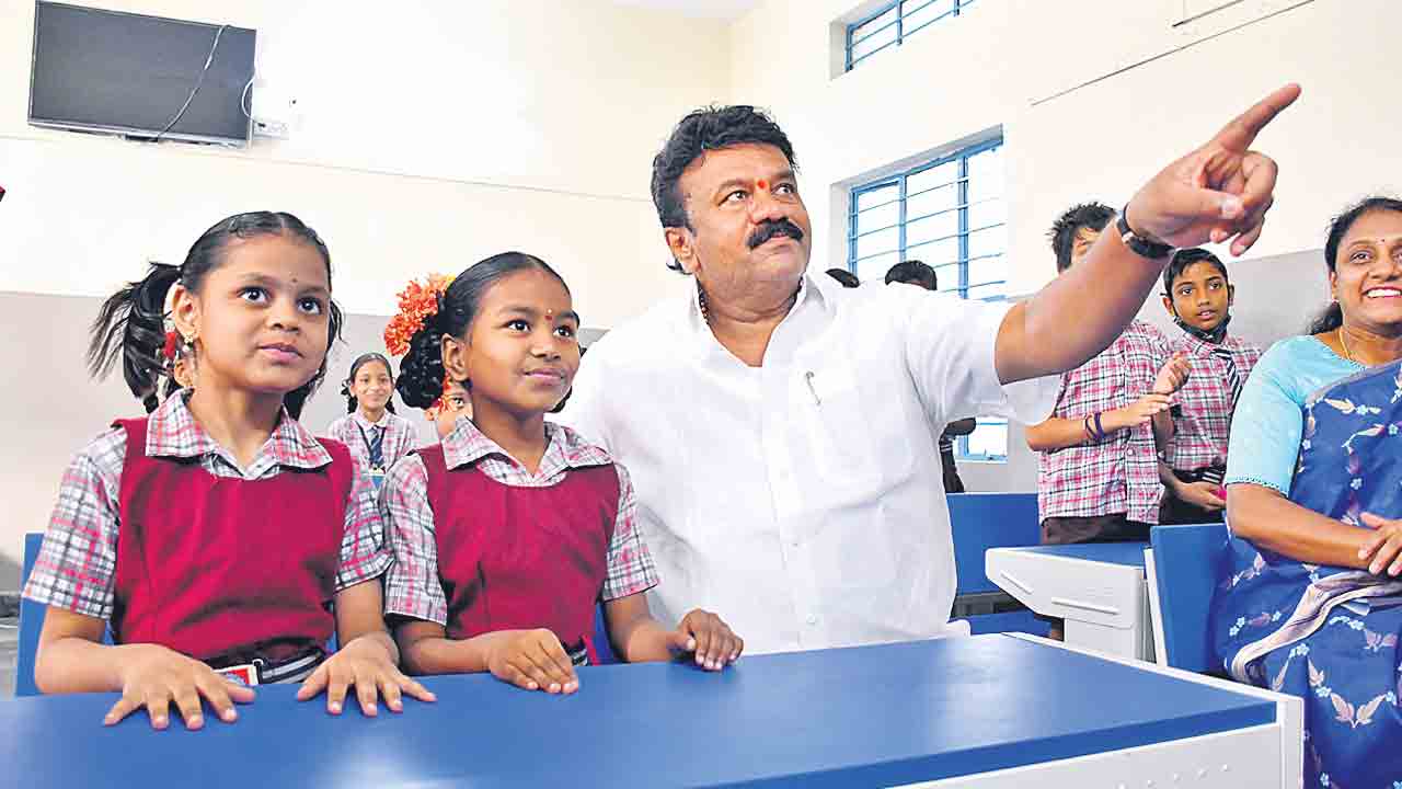 700 బడులకు కొత్త కళ