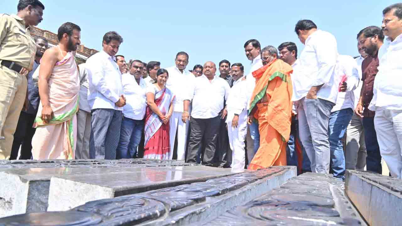 Minister Gangula | భక్తుల మనోభావాలకు అనుగుణంగా ప్రాచీన ఆలయాలకు పూర్వవైభవం: మంత్రి గంగుల కమలాకర్‌