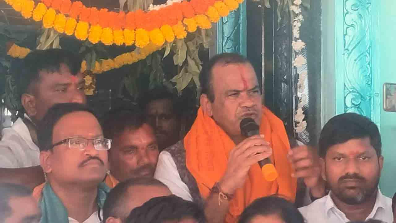 ఎంపీ కోమటిరెడ్డికి చేదు అనుభవం.. దేవుడి సన్నిధిలో రాజకీయాలెందుకంటూ స్థానికుల ఆగ్రహం