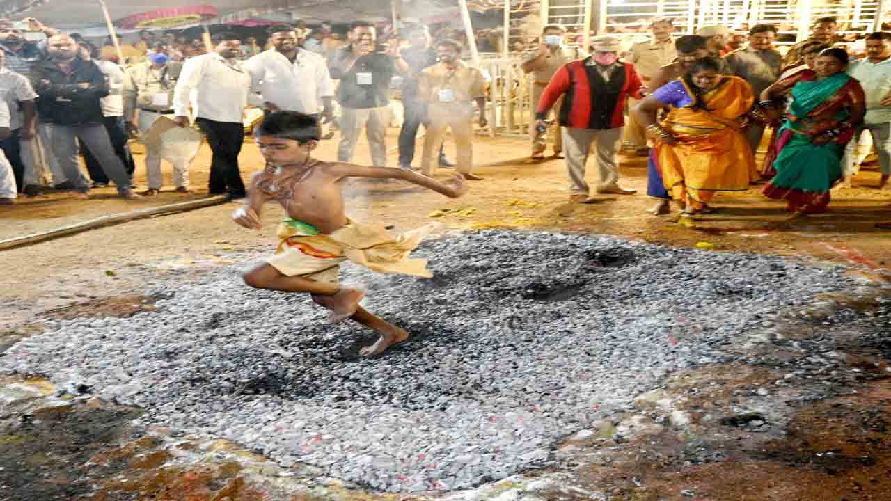 చెర్వుగట్టులో భక్తి శ్రద్ధలతో అగ్ని గుండాలు