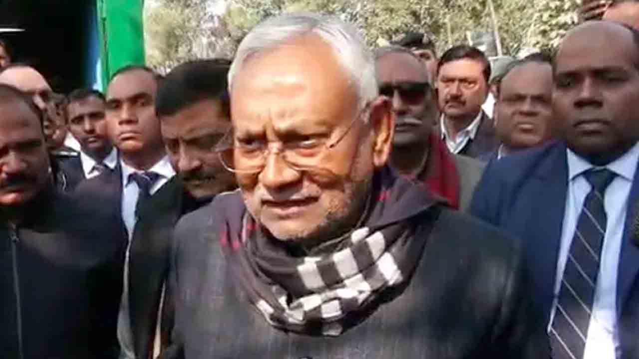 ట్వీటింగ్‌ నీ కొలువు కాదు.. ఐపీఎస్‌ అధికారికి బీహార్‌ సీఎం వార్నింగ్‌