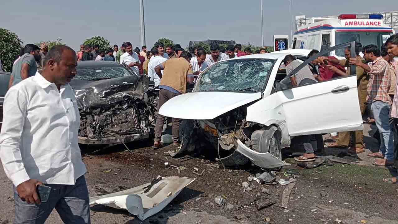 కీసర ఓఆర్‌ఆర్‌పై రోడ్డు ప్రమాదం..ఇద్దరు మృతి.. 8 మందికి గాయాలు