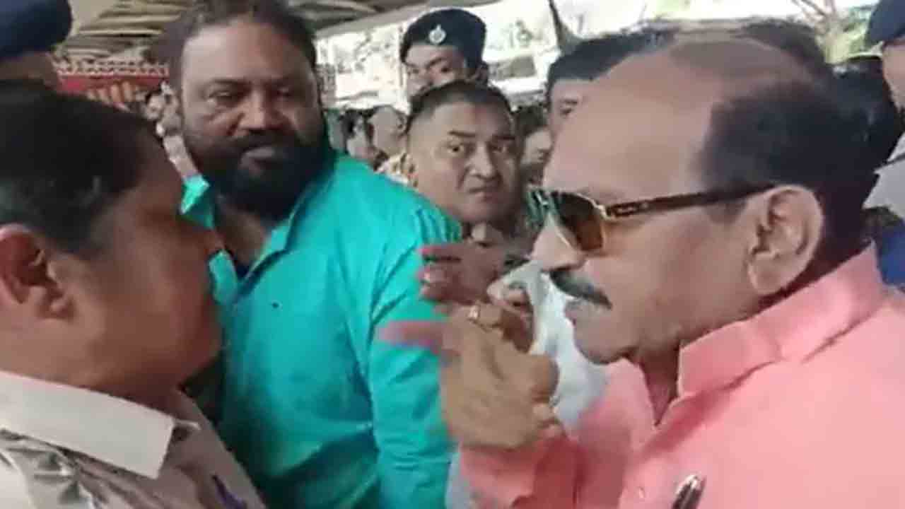 Watch: మహిళా పోలీస్‌ అధికారిణిపై బీజేపీ ఎమ్మెల్యే దాడి.. వీడియో వైరల్‌