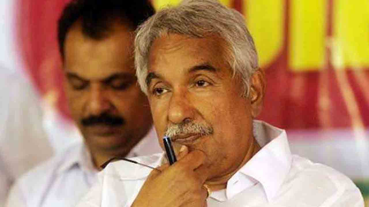 అనారోగ్యంతో కేరళ మాజీ సీఎం.. మెరుగైన చికిత్స కోసం బెంగళూరుకు తరలింపు