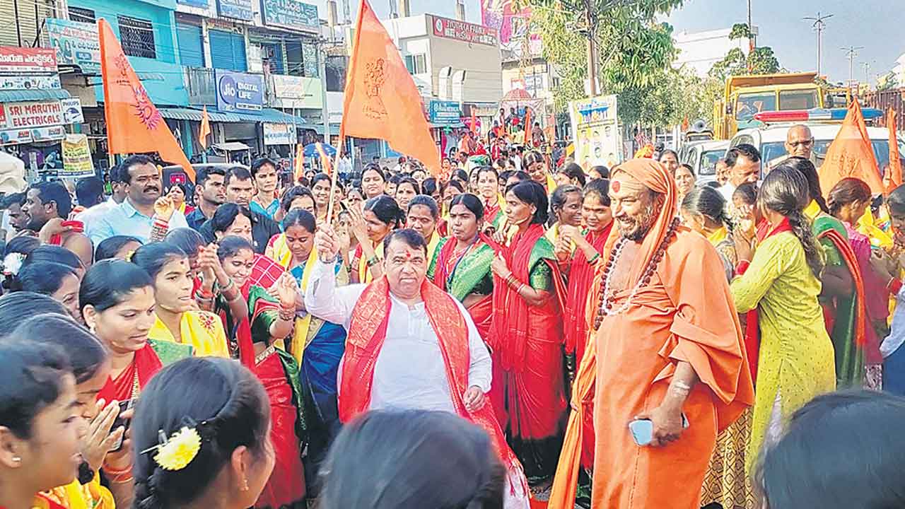 ఘనంగా దుర్గాదేవి విగ్రహ ఊరేగింపు