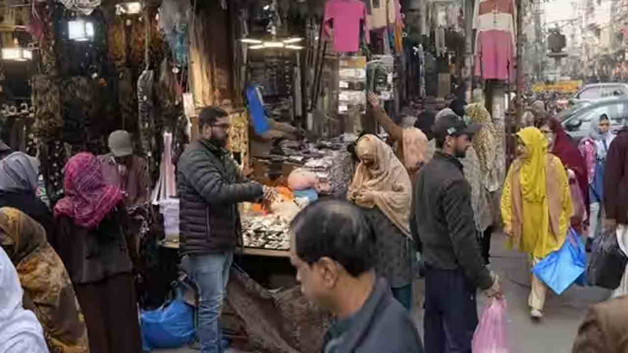 Pakistan Economic Crisis | పాలు రూ.210, చికెన్‌ రూ.780.. ధరల పెరుగుదలతో అల్లాడుతున్న పాక్‌ ప్రజలు..!