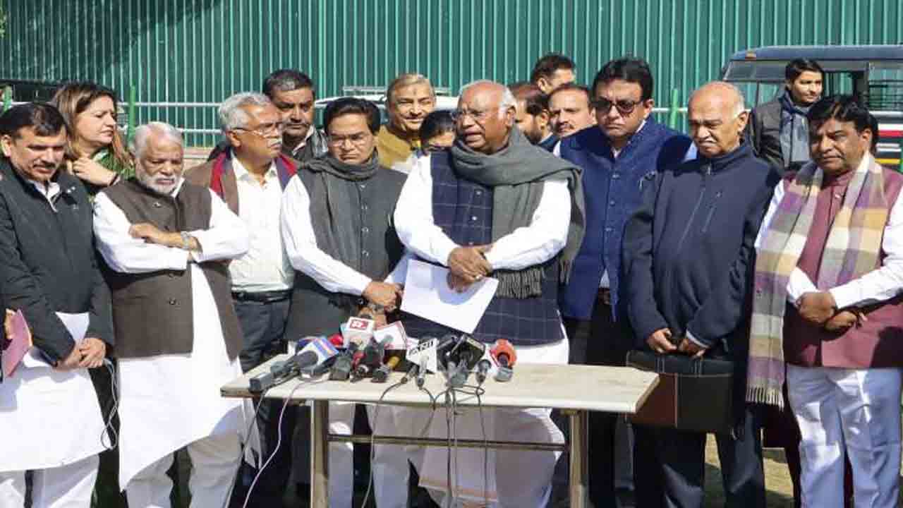 అదానీ సంక్షోభం.. జేపీసీతో విచారణ జరిపించాలని ప్రతిపక్షాల డిమాండ్‌