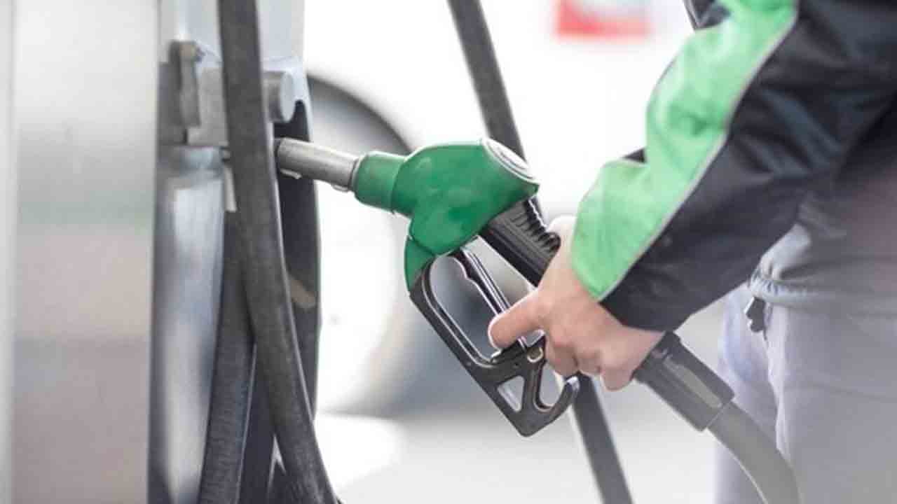 పెట్రోల్‌ బంక్‌ కార్మికులపై దాడి