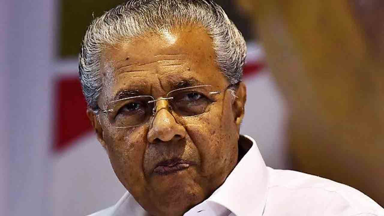 కేరళ సీఎం కాన్వాయ్‌కి భద్రతాలోపం‌.. నినదిస్తూ అడ్డుపడ్డ కాంగ్రెస్‌ కార్యకర్తలు