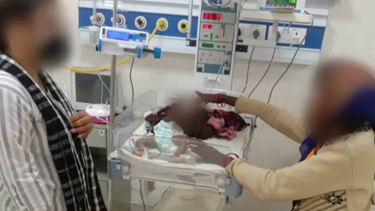 పొట్ట చుట్టూ 51 సార్లు వాతలు!.. మూఢనమ్మకాలకు మూడు నెలల చిన్నారి బలి..