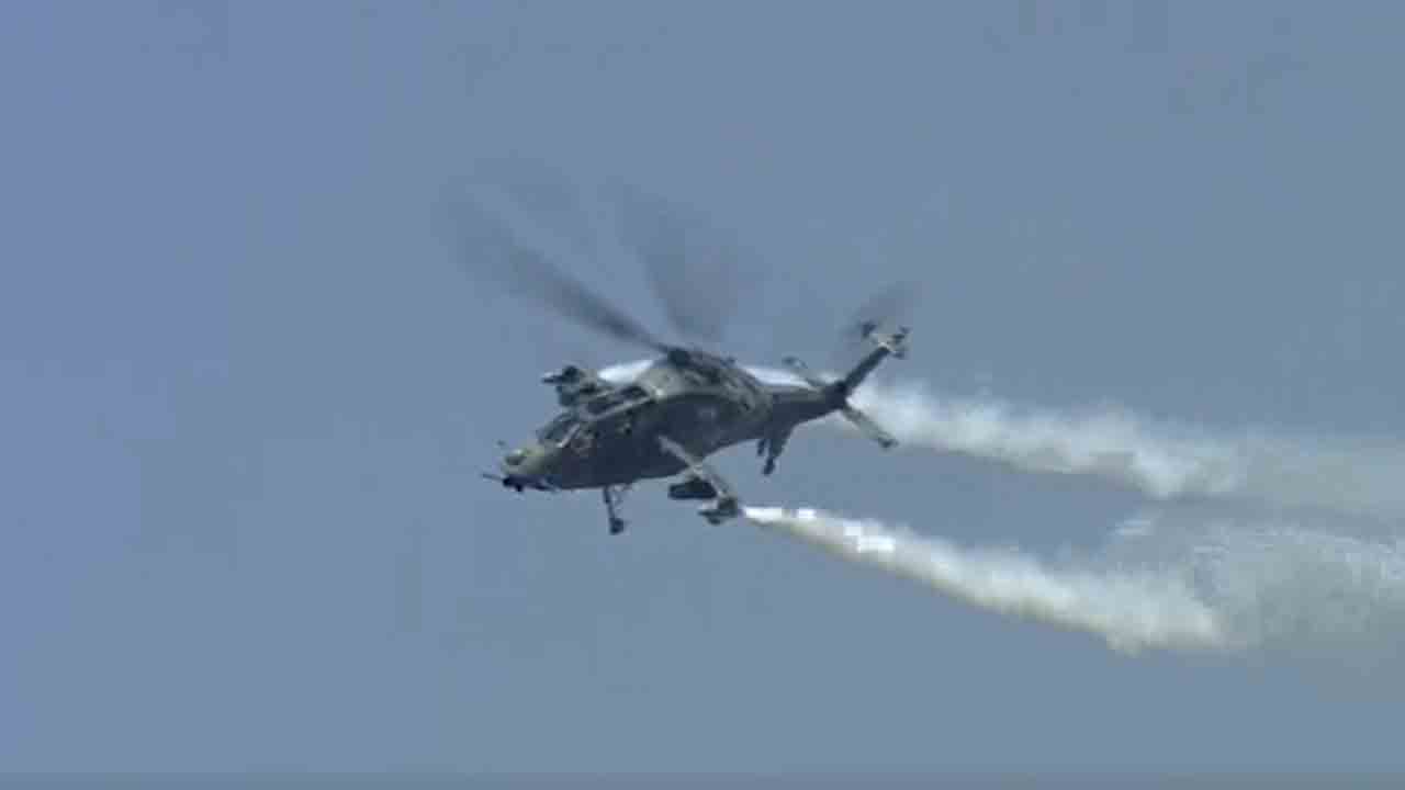 AeroIndia | ఏరోఇండియా షోలో అబ్బురపరిచిన ప్రచండ్‌ హెలికాప్టర్‌ విన్యాసాలు