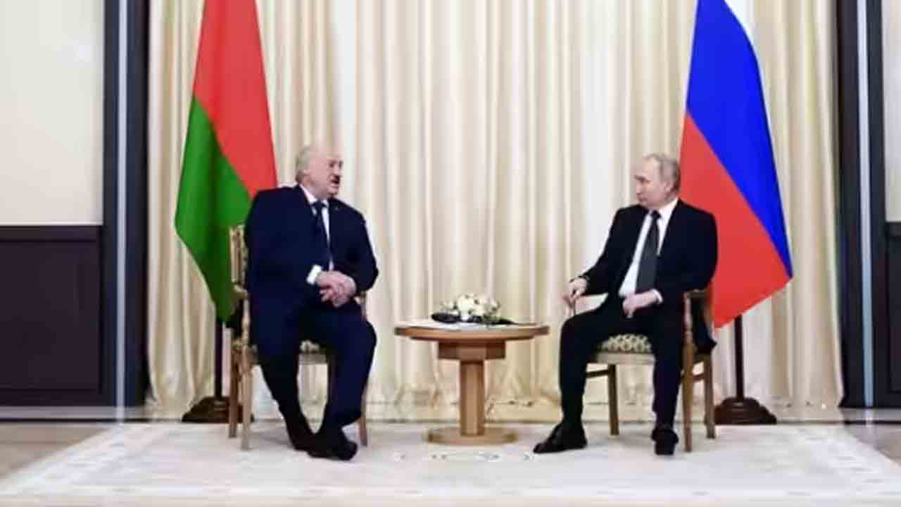 Watch: మీటింగ్‌లో పదే పదే కాళ్లు కదిపిన పుతిన్.. ఆయన ఆరోగ్య స్థితిపై పలు అనుమానాలు