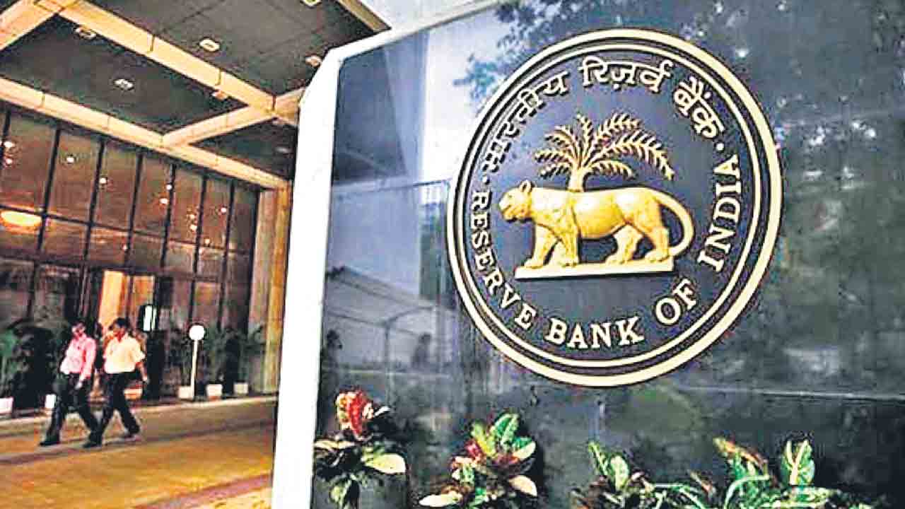 అదానీ కంపెనీలకు ఇచ్చిన అప్పుల వివరాలివ్వండి.. బ్యాంకులకు ఆర్బీఐ ఆదేశం