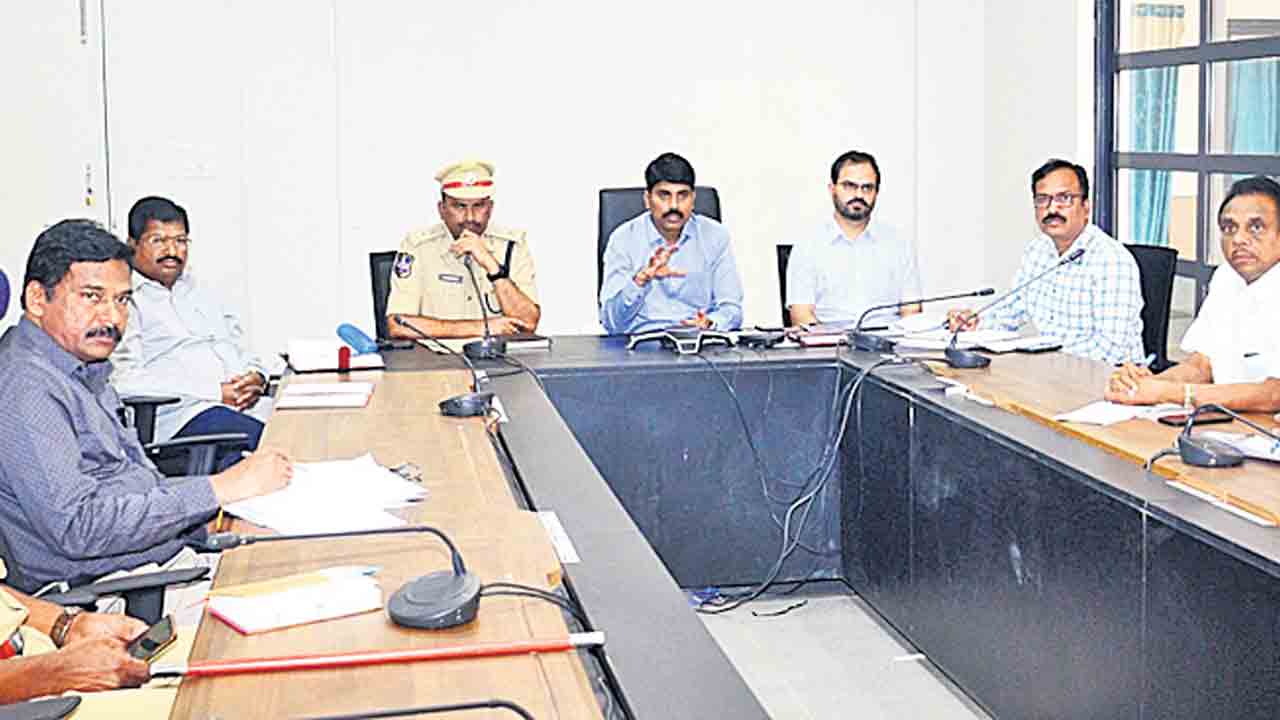 పెండింగ్‌ పనులను త్వరగా పూర్తి చేయాలి