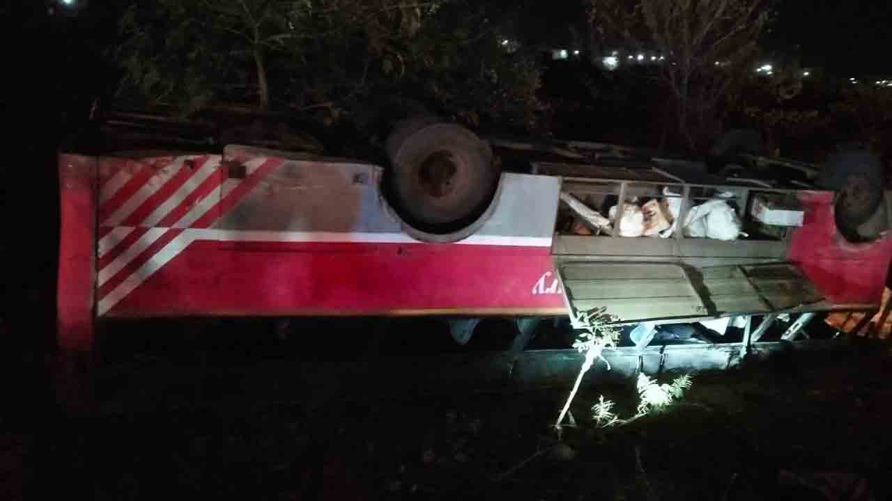 కొత్తకోట వద్ద బోల్తాపడిన బస్సు.. ముగ్గురి పరిస్థితి విషమం