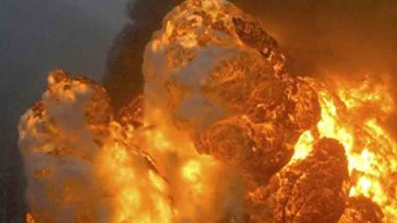 ఎర్రగడ్డలోని రాజ్‌ మినరల్‌ వర్క్స్‌ గోదాములో భారీ అగ్నిప్రమాదం..