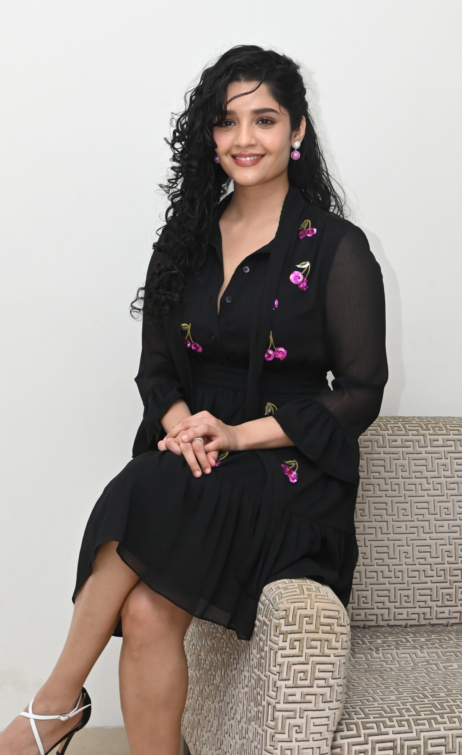 రితిక సింగ్‌ ప్రధాన పాత్రలో నటించిన చిత్రం ‘ఇన్‌ కార్‌'. ఈ చిత్రానికి కెమెరా: మిథున్‌ గంగోపాధ్యాయ, రచన-దర్శకత్వం: హర్షవర్దన్‌. (Ritika Singh at InCar Movie Press Meet)