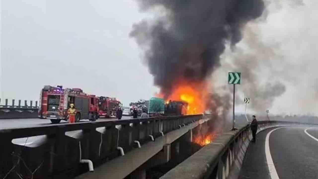 చైనాలో ఘోర రోడ్డు ప్రమాదం.. 49 వాహనాలు ఢీ.. 16 మంది మృతి