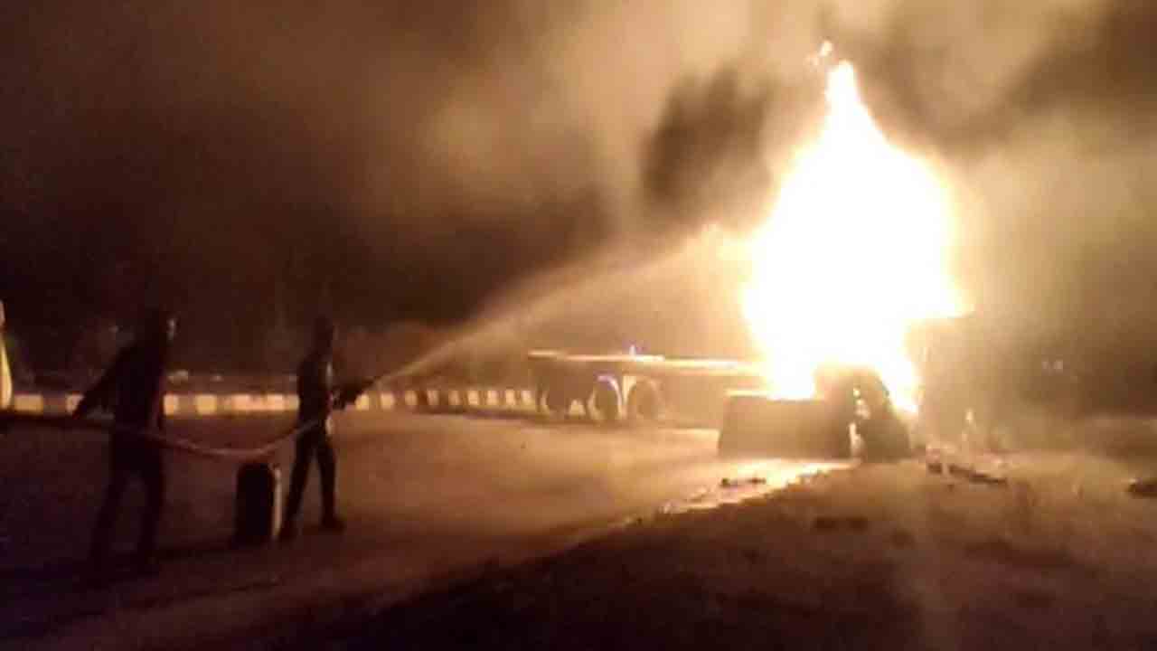 గ్యాస్‌ ట్యాంకర్‌ లారీ ఢీ.. నలుగురు సజీవదహనం