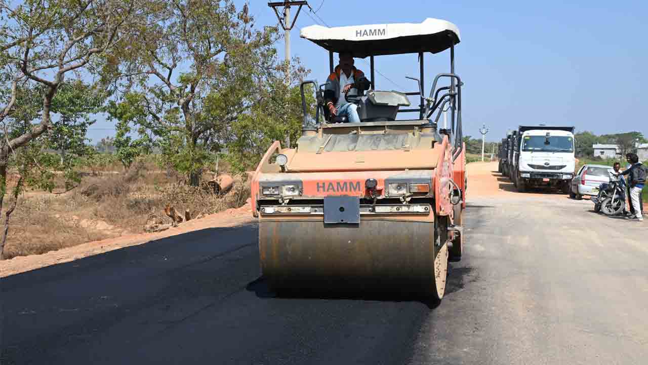 జోరుగా రోడ్ల మరమ్మతులు