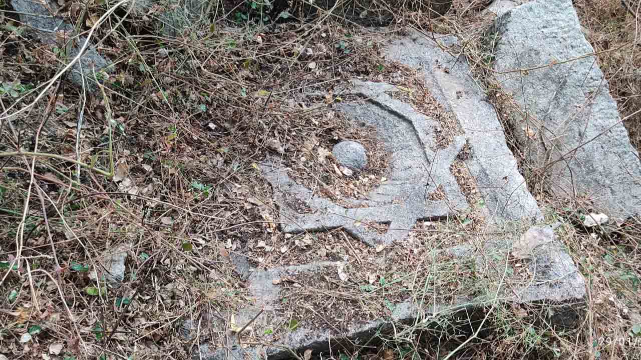 రేగులలో డోల్మెన్‌ సమాధులు