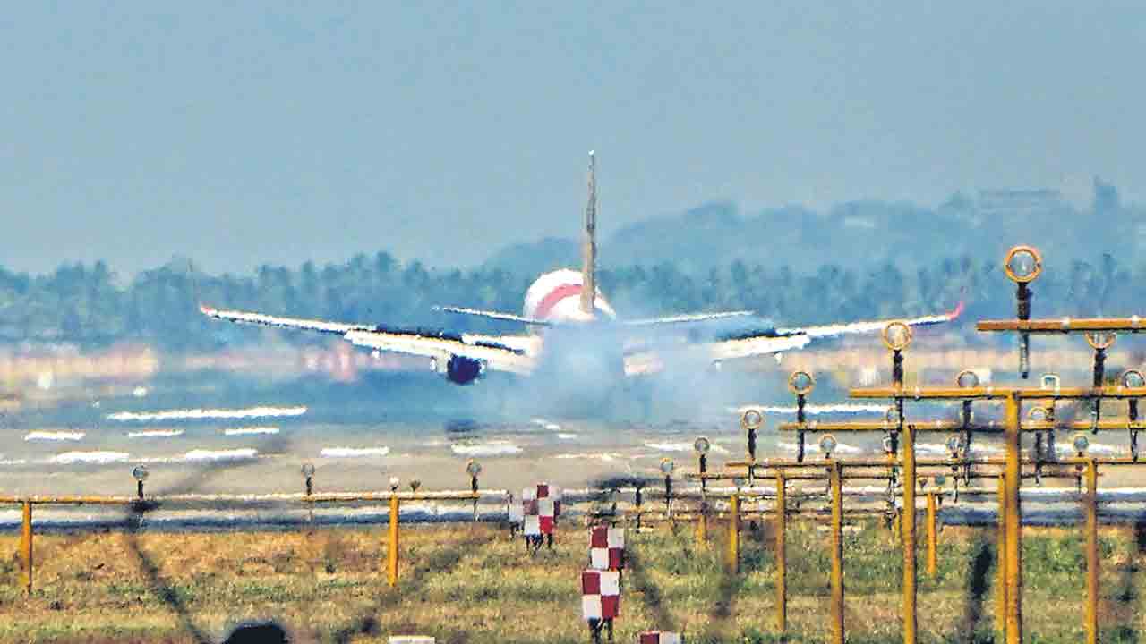 రన్‌వేను ఢీకొన్న విమానం తోక