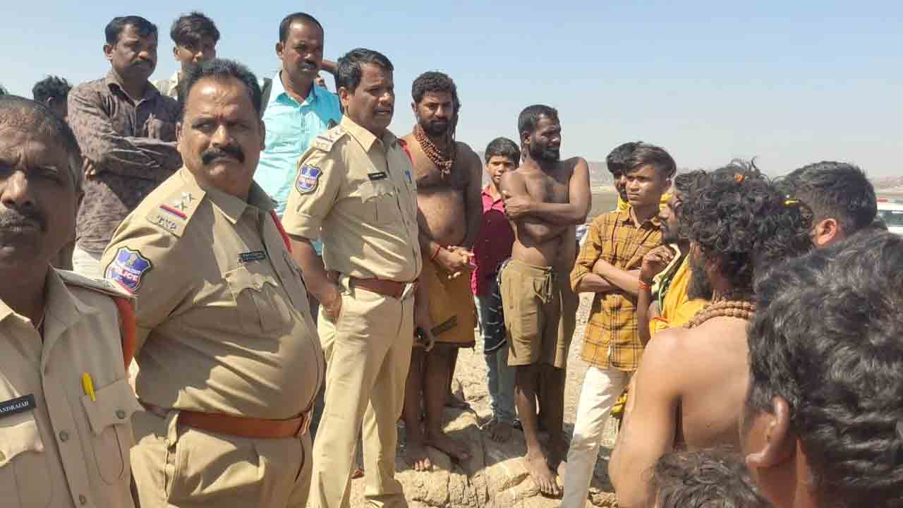 తెలంగాణ శివస్వాముల యాత్రను అడ్డుకున్న ఏపీ పోలీసులు