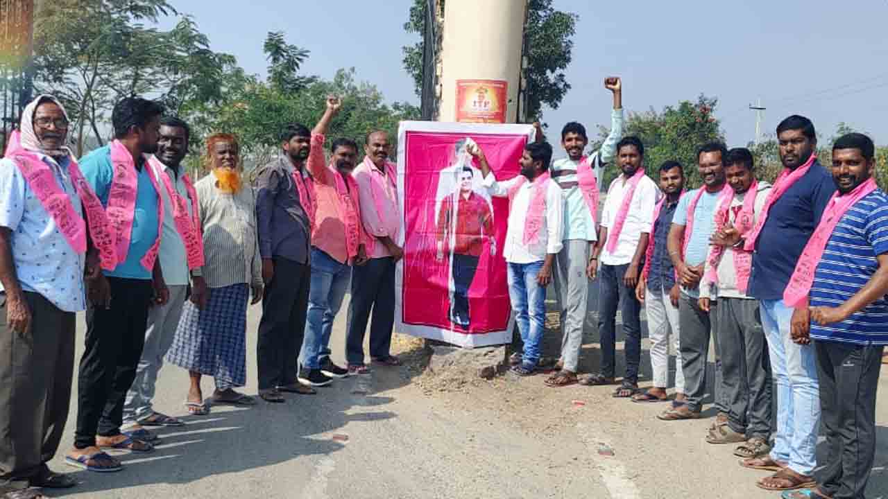 రాష్ట్ర బడ్జెట్‌ను హర్షిస్తూ సీఎం కేసీఆర్‌, మంత్రి కేటీఆర్‌ చిత్రపటాలకు పాలాభిషేకం