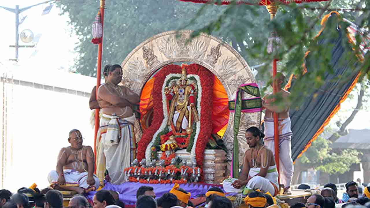 సూర్యప్రభ వాహనంపై శ్రీ మహావిష్ణు అలంకారంలో శ్రీ క‌ల్యాణ శ్రీనివాసుడు దర్శనం