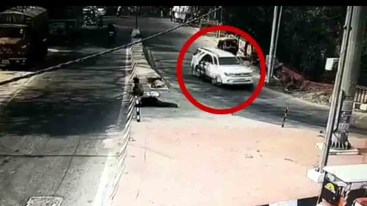 ఈ-రిక్షాను ఢీకొట్టి ఈడ్చుకెళ్లిన కారు‌.. అక్కడికక్కడే మరణించిన ఈ-రిక్షా డ్రైవర్‌