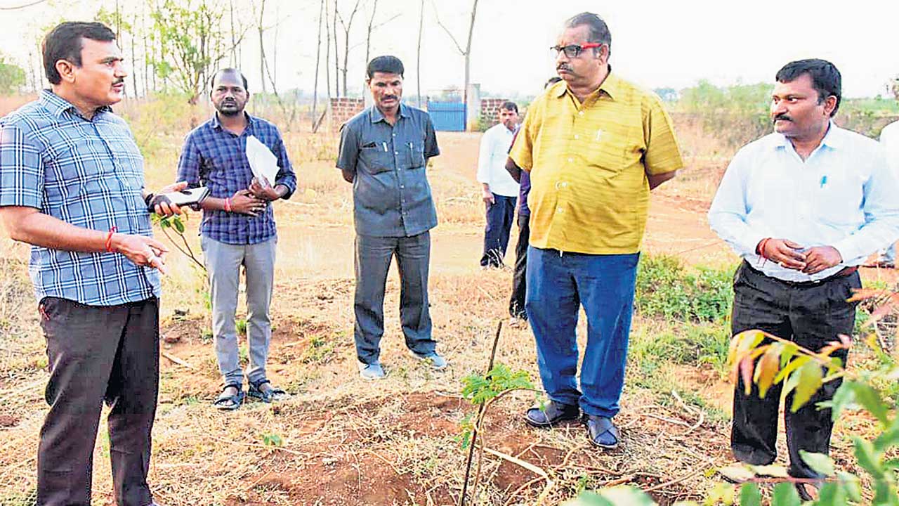 కలెక్టర్ కొరడా.. విధుల్లో నిర్లక్ష్యంపై ఆగ్రహం