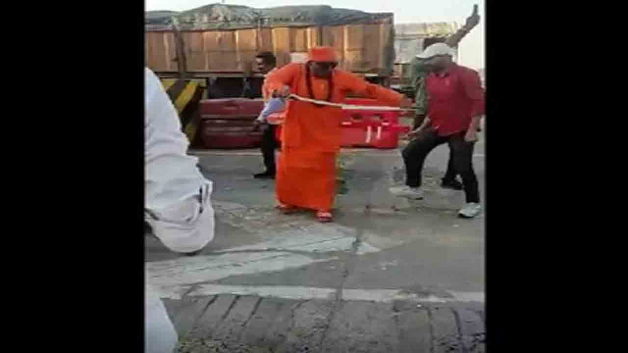 కత్తిని దూసి.. వాహనదారులను బెదిరించిన సంత్‌ కుశాల్‌ గిరి