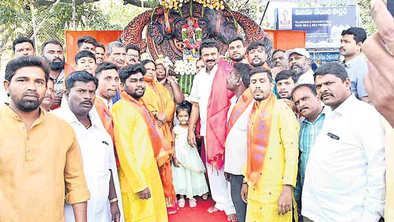 శివాజీని యువత ఆదర్శంగా తీసుకోవాలి