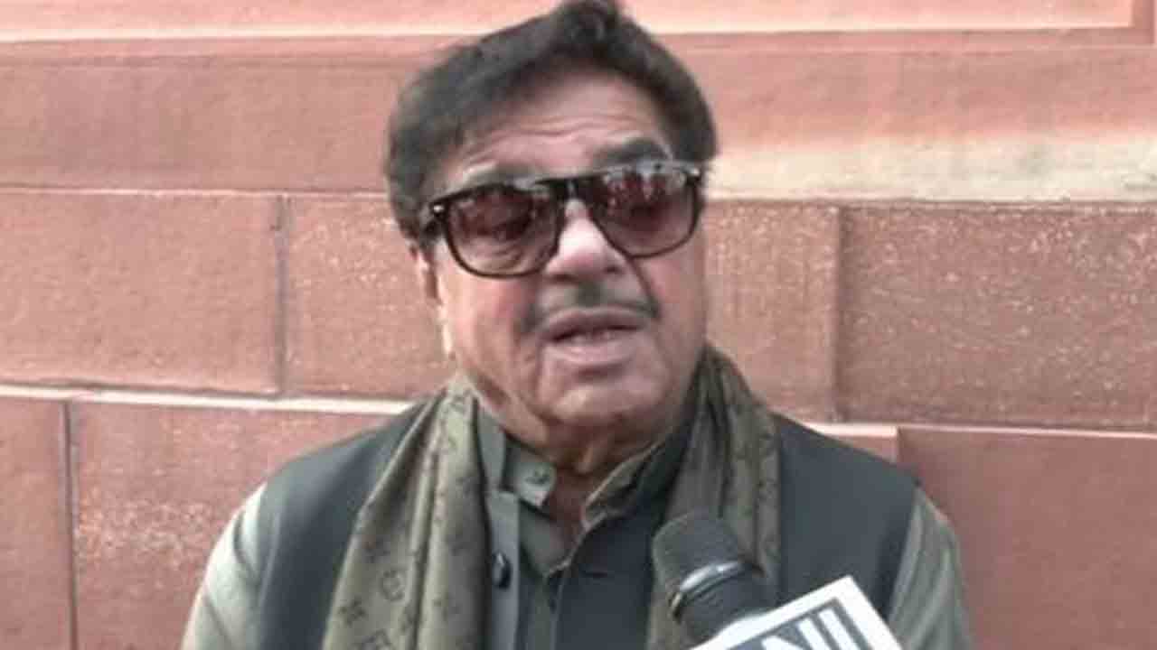 ‘మేం ఇద్దరం, మాకు ఇద్దరు’ అన్నట్లుగా కేంద్ర బడ్జెట్: శతృఘ్న సిన్హా