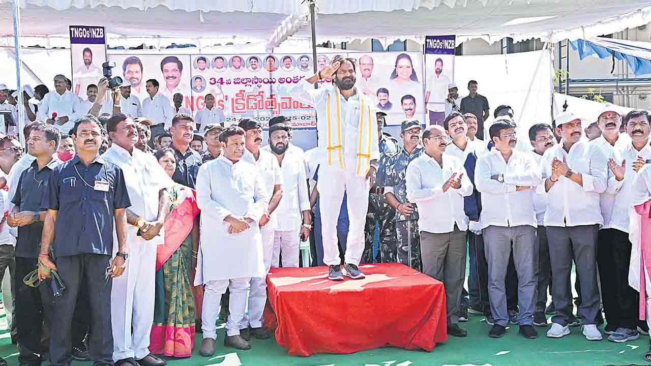 దేశం చూపు మనవైపు..