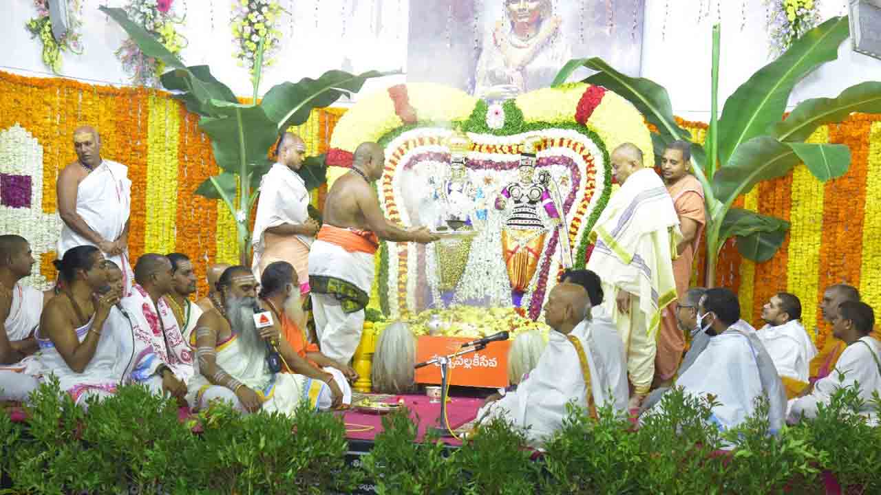 Srisailam | పుష్ప పల్లకీలో ఆది దంపతుల విహారం..