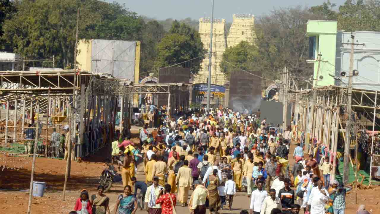 కనుల పండువలా మహాశివరాత్రి బ్రహ్మోత్సవాలు.. శివన్నాస్మరణతో మార్మోగుతున్న శ్రీగిరులు