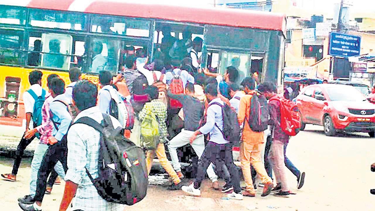 విద్యార్థుల ప్రయాణ కష్టాలకు చెక్